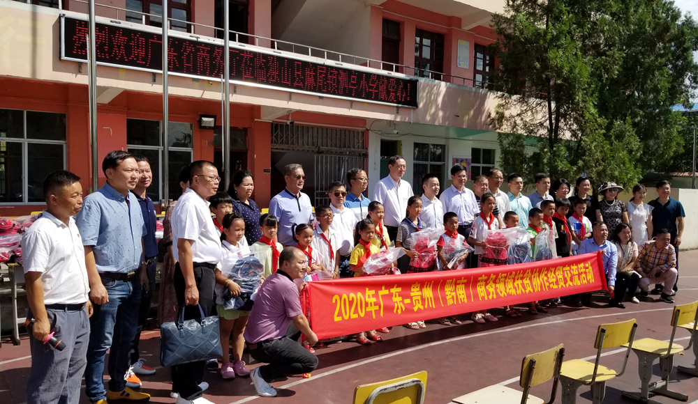 省酒協(xié)會(huì)長(zhǎng)、賽思達(dá)董事長(zhǎng)唐樹松先生赴貴州考察對(duì)接?xùn)|西部扶貧協(xié)作工作 省酒協(xié)會(huì)長(zhǎng)、賽思達(dá)董事長(zhǎng)唐樹松先生赴貴州考察對(duì)接?xùn)|西部扶貧協(xié)作工作