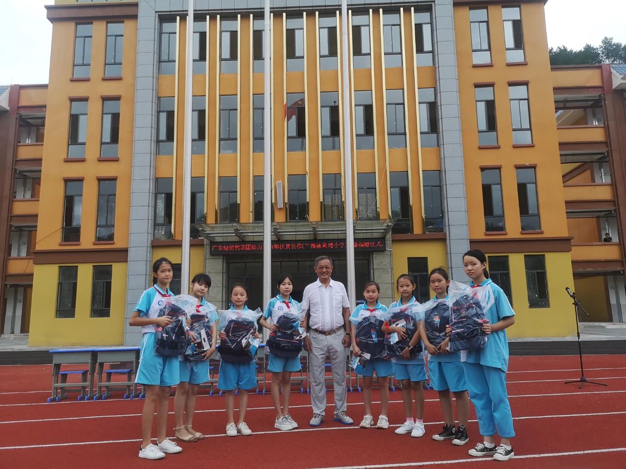 省酒協(xié)會(huì)長(zhǎng)、賽思達(dá)董事長(zhǎng)唐樹松先生赴貴州考察對(duì)接?xùn)|西部扶貧協(xié)作工作 省酒協(xié)會(huì)長(zhǎng)、賽思達(dá)董事長(zhǎng)唐樹松先生赴貴州考察對(duì)接?xùn)|西部扶貧協(xié)作工作