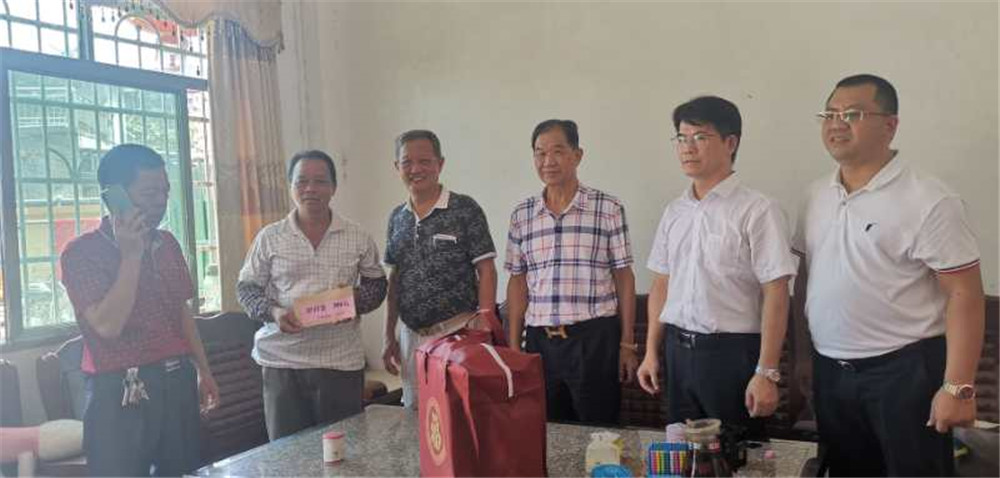 [賽思達烤箱]董事長唐樹松參加鐘落潭鎮商會扶困助學活動